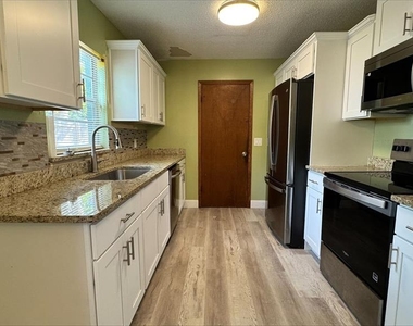 1811 Ne 29th Place - Photo Thumbnail 3