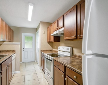 823 Douglass Avenue - Photo Thumbnail 6