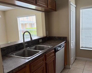 302 Belvedere Way - Photo Thumbnail 5