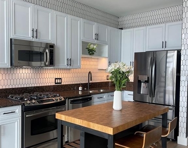 150 E Robinson Street - Photo Thumbnail 8