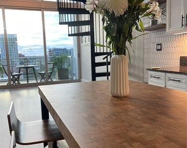 150 E Robinson Street - Photo Thumbnail 10