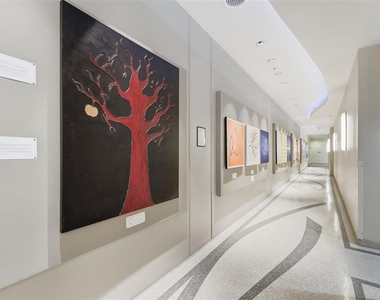 150 E Robinson Street - Photo Thumbnail 4