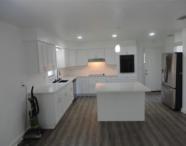 10212 Nw 6th Place - Photo Thumbnail 3