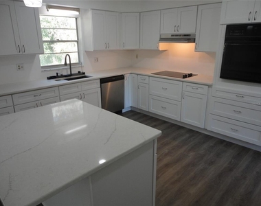 10212 Nw 6th Place - Photo Thumbnail 6