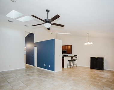 3915 Nw 7th Place - Photo Thumbnail 7