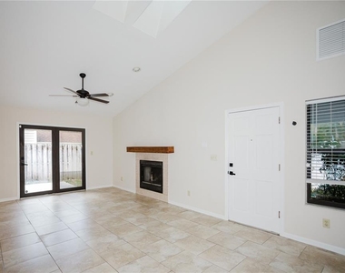 3915 Nw 7th Place - Photo Thumbnail 5