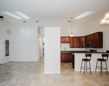3915 Nw 7th Place - Photo Thumbnail 9