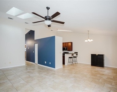 3915 Nw 7th Place - Photo Thumbnail 6