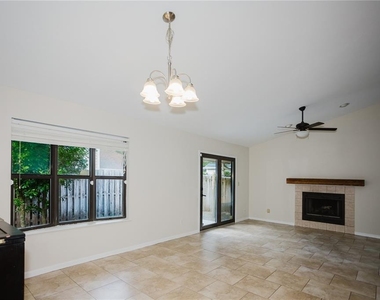 3915 Nw 7th Place - Photo Thumbnail 10
