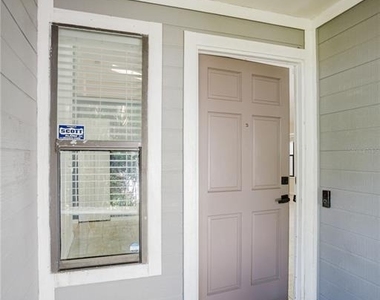 3915 Nw 7th Place - Photo Thumbnail 3