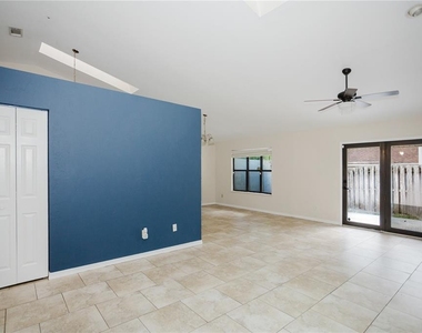 3915 Nw 7th Place - Photo Thumbnail 4