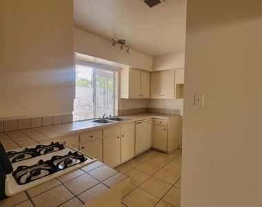 10401 Ashwood Drive - Photo Thumbnail 12