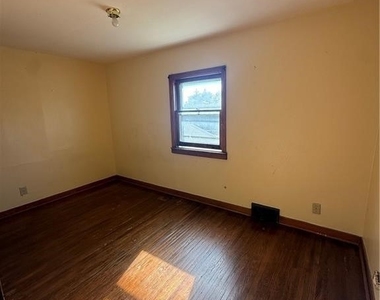 3 Courtland Avenue - Photo Thumbnail 4