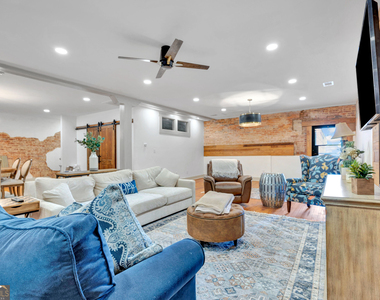 133 W Washington Street - Photo Thumbnail 15