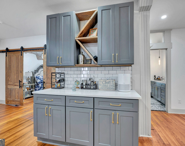 133 W Washington Street - Photo Thumbnail 16