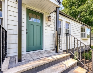 924 Franklin Ave - Photo Thumbnail 1