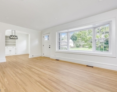 924 Franklin Ave - Photo Thumbnail 3