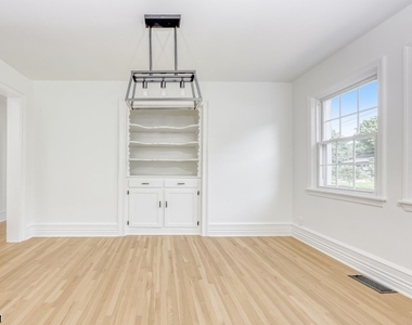 924 Franklin Ave - Photo Thumbnail 4