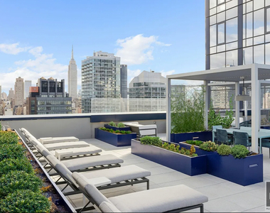 West 38th Street - Photo Thumbnail 13