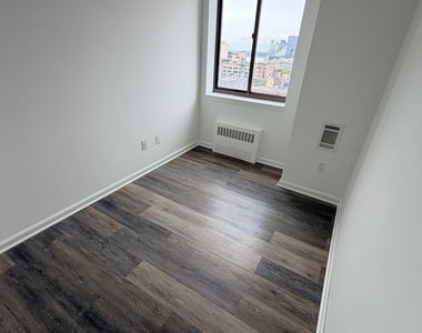 West 43 Street - Photo Thumbnail 8
