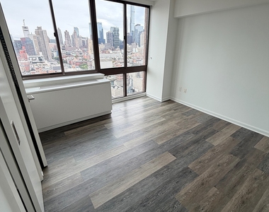 West 43 Street - Photo Thumbnail 1