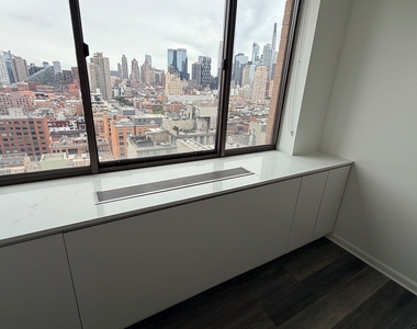 West 43 Street - Photo Thumbnail 7