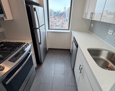 West 43 Street - Photo Thumbnail 5