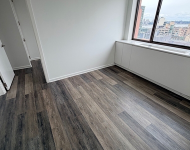 West 43 Street - Photo Thumbnail 6