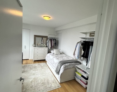 West 57th Street - Photo Thumbnail 9