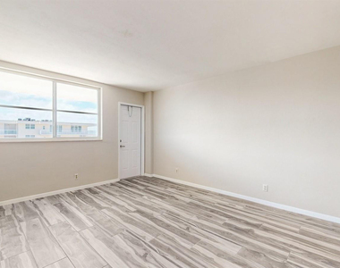 1051 Hillsboro Mile - Photo Thumbnail 11