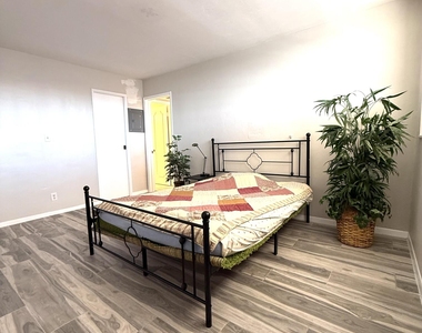 1051 Hillsboro Mile - Photo Thumbnail 27