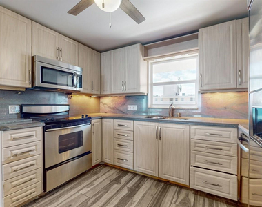 1051 Hillsboro Mile - Photo Thumbnail 9