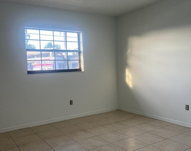 952 Se Walters Terrace - Photo Thumbnail 3