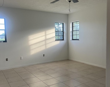 952 Se Walters Terrace - Photo Thumbnail 4