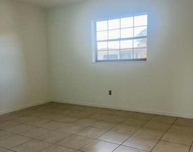 952 Se Walters Terrace - Photo Thumbnail 12