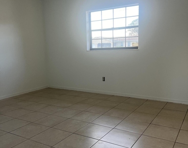952 Se Walters Terrace - Photo Thumbnail 2