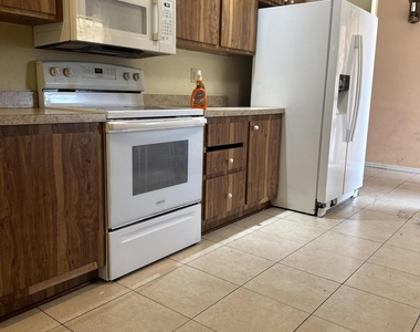 952 Se Walters Terrace - Photo Thumbnail 6