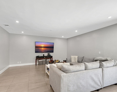 1343 W Ocean Avenue - Photo Thumbnail 9