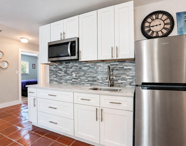 4261 Ne 11th Terrace - Photo Thumbnail 6