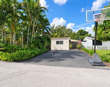4261 Ne 11th Terrace - Photo Thumbnail 16