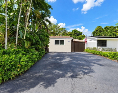 4261 Ne 11th Terrace - Photo Thumbnail 2