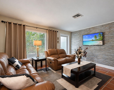 4261 Ne 11th Terrace - Photo Thumbnail 5