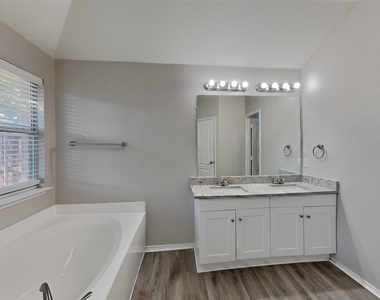 3008 Norwich Lane - Photo Thumbnail 12