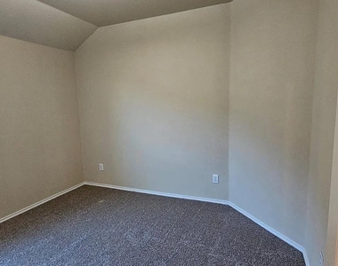 1000 Buffalo Creek Drive - Photo Thumbnail 12