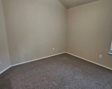 1000 Buffalo Creek Drive - Photo Thumbnail 11
