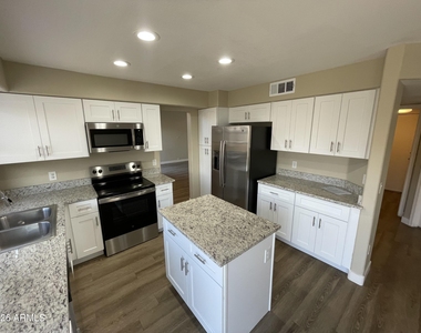 8526 W Cambridge Avenue - Photo Thumbnail 3