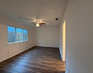 939 Carom Way - Photo Thumbnail 6