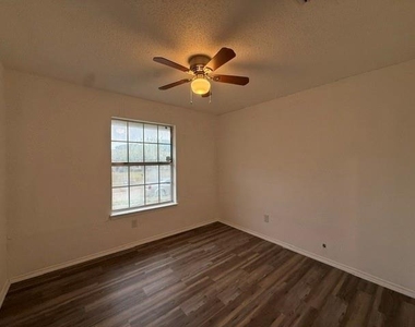 939 Carom Way - Photo Thumbnail 9