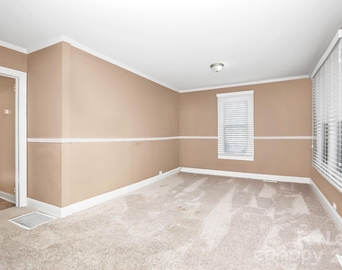 105 Oak Street - Photo Thumbnail 6