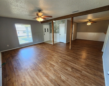 500 Concord Drive - Photo Thumbnail 2